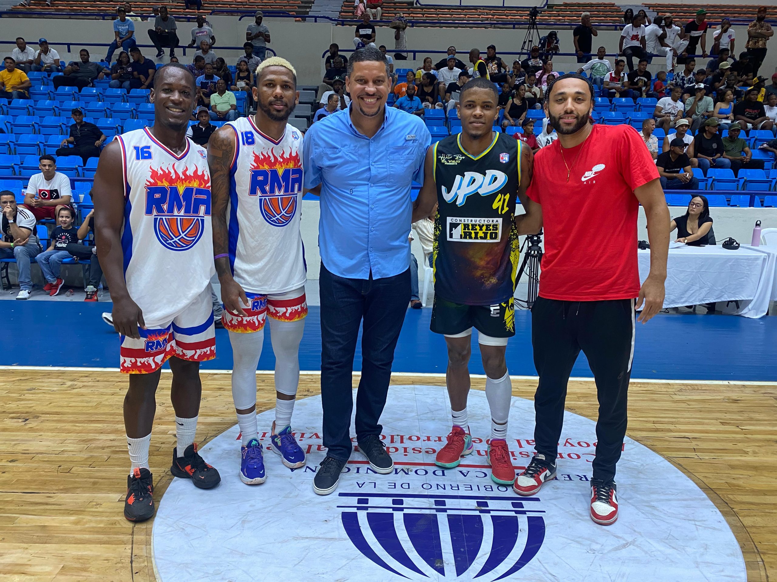 Jugadores de Cañeros ponen el “dulce” al Torneo de Baloncesto Superior de La Romana. 